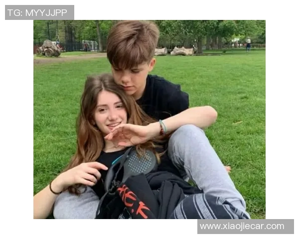 南美足球明星与女单选手亲密合影展现运动魅力与友谊之美